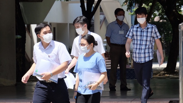Ngày thi thứ 2 tốt nghiệp THPT đợt 2: Thí sinh thoải mái vì đề không khó - 1 Ngày thi thứ 2 tốt nghiệp THPT đợt 2: Thí sinh thoải mái vì đề không khó - 1