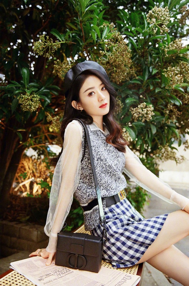 Triệu Lệ Dĩnh rũ bỏ hình ảnh gái quê, trở thành tiểu thư sành điệu - 4 Triệu Lệ Dĩnh rũ bỏ hình ảnh gái quê, trở thành tiểu thư sành điệu - 4