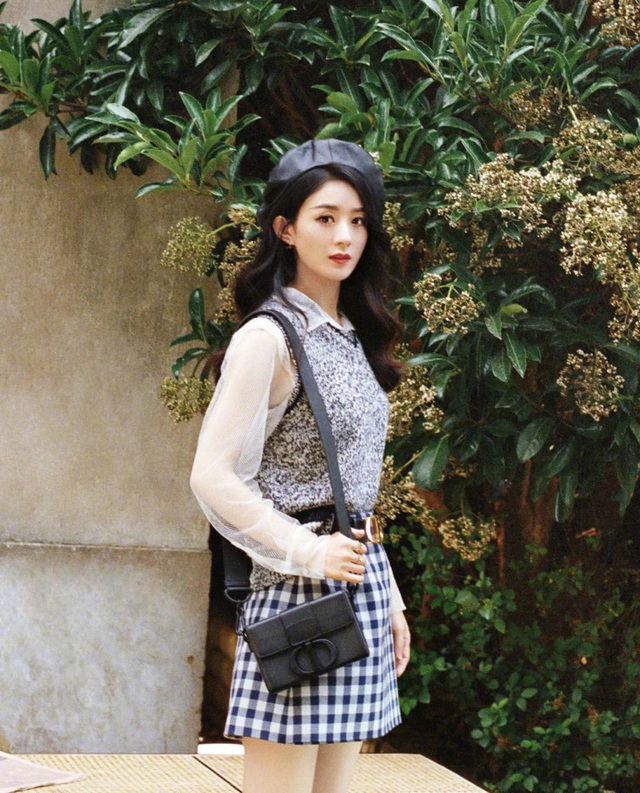 Triệu Lệ Dĩnh rũ bỏ hình ảnh gái quê, trở thành tiểu thư sành điệu - 2 Triệu Lệ Dĩnh rũ bỏ hình ảnh gái quê, trở thành tiểu thư sành điệu - 2