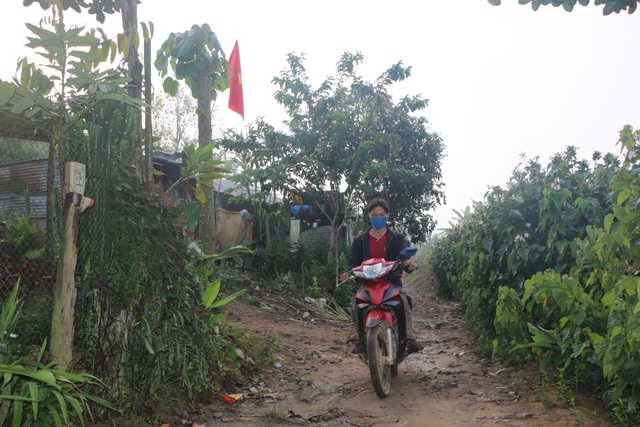 Xúc động cảnh học sinh ngồi đất, dự lễ khai giảng sớm tại Đắk Nông - 2 Xúc động cảnh học sinh ngồi đất, dự lễ khai giảng sớm tại Đắk Nông - 2