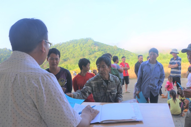 Xúc động cảnh học sinh ngồi đất, dự lễ khai giảng sớm tại Đắk Nông - 4 Xúc động cảnh học sinh ngồi đất, dự lễ khai giảng sớm tại Đắk Nông - 4