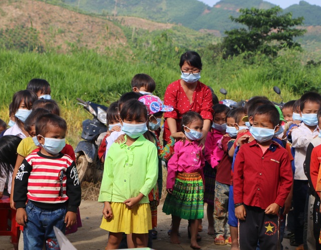 Xúc động cảnh học sinh ngồi đất, dự lễ khai giảng sớm tại Đắk Nông - 7 Xúc động cảnh học sinh ngồi đất, dự lễ khai giảng sớm tại Đắk Nông - 7