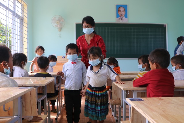 Xúc động cảnh học sinh ngồi đất, dự lễ khai giảng sớm tại Đắk Nông - 11 Xúc động cảnh học sinh ngồi đất, dự lễ khai giảng sớm tại Đắk Nông - 11