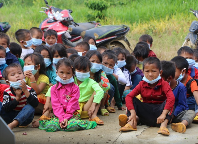 Xúc động cảnh học sinh ngồi đất, dự lễ khai giảng sớm tại Đắk Nông - 8 Xúc động cảnh học sinh ngồi đất, dự lễ khai giảng sớm tại Đắk Nông - 8