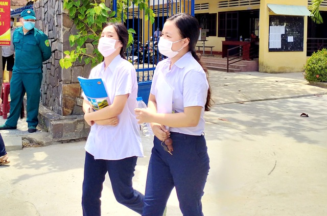 Ngày thi thứ 2 tốt nghiệp THPT đợt 2: Thí sinh thoải mái vì đề không khó - 8 Ngày thi thứ 2 tốt nghiệp THPT đợt 2: Thí sinh thoải mái vì đề không khó - 8