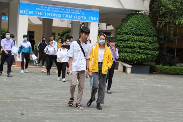 Ngày thi thứ 2 tốt nghiệp THPT đợt 2: Thí sinh thoải mái vì đề không khó - 3 Ngày thi thứ 2 tốt nghiệp THPT đợt 2: Thí sinh thoải mái vì đề không khó - 3