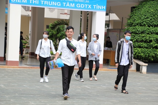 Ngày thi thứ 2 tốt nghiệp THPT đợt 2: Thí sinh thoải mái vì đề không khó - 5 Ngày thi thứ 2 tốt nghiệp THPT đợt 2: Thí sinh thoải mái vì đề không khó - 5