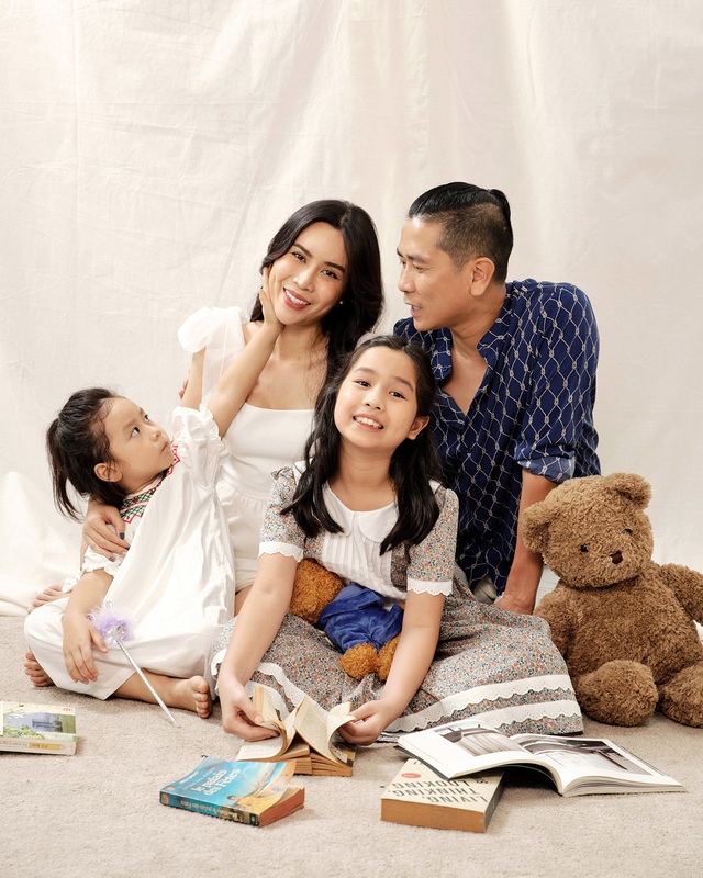 Hồ Hoài Anh buộc tóc lạ, tung ảnh chụp cùng mẹ con Lưu Hương Giang - 1 Hồ Hoài Anh buộc tóc lạ, tung ảnh chụp cùng mẹ con Lưu Hương Giang - 1