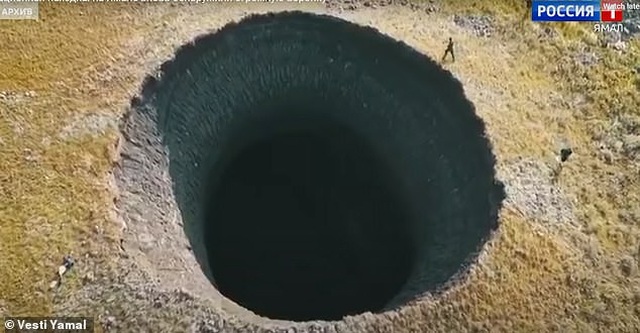 Phát hiện hố tử thần khổng lồ, sâu 50 mét ở Siberia - 1 Phát hiện hố tử thần khổng lồ, sâu 50 mét ở Siberia - 1