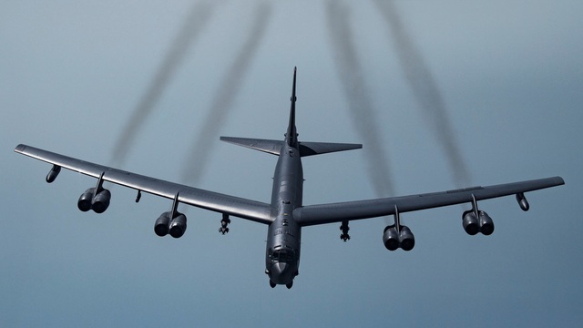 Russia sent eight fighters to intercept three US B-52 bombers near Crimea - 1