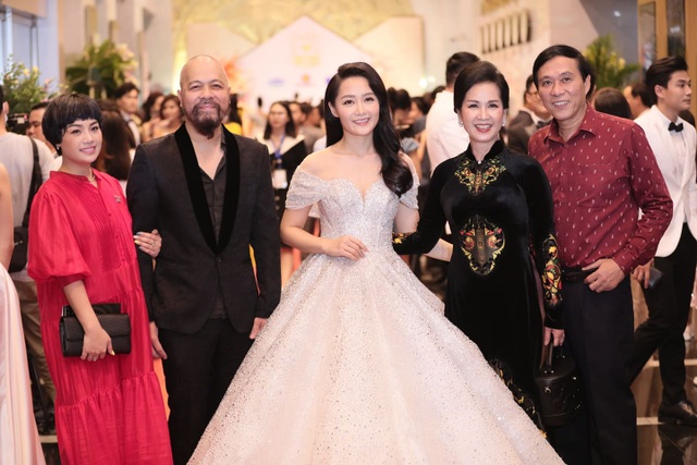 BTV, MC Dazzled With Vietnamese Actors On The Red Carpet - 8