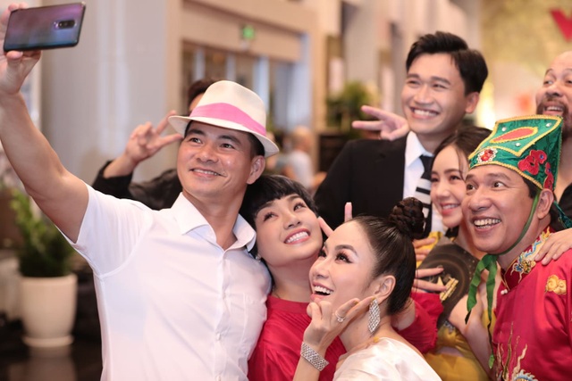 BTV, MC Dazzled With Vietnamese Actors On Red Carpet - 9