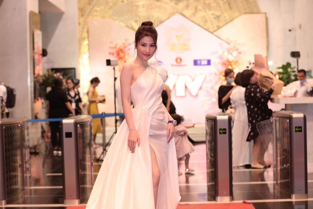 BTV, MC dazzled with Vietnamese actors on the red carpet - 13