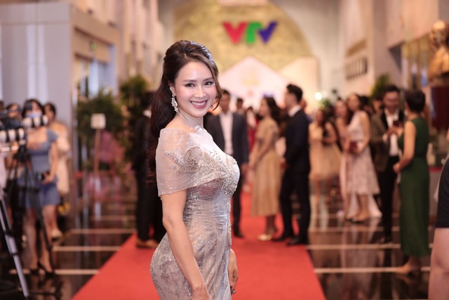 BTV, MC Dazzled With Vietnamese Actors On The Red Carpet - 11