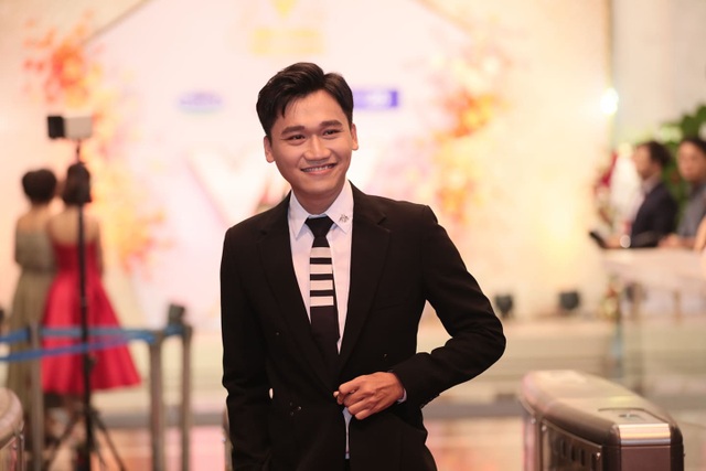 BTV, MC dazzled with Vietnamese actors on the red carpet - 19