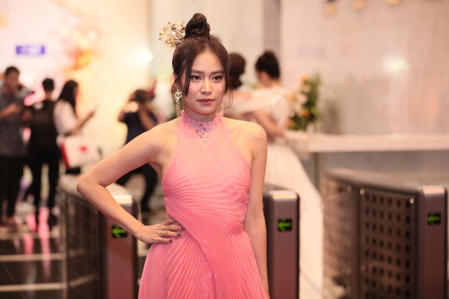 BTV, MC dazzled with Vietnamese actors on the red carpet - 16