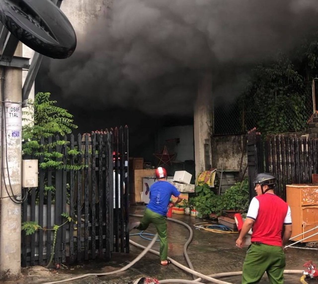 Bà hỏa thiêu rụi kho chứa phụ tùng, 1 ô tô và nhiều xe máy - 1 Bà hỏa thiêu rụi kho chứa phụ tùng, 1 ô tô và nhiều xe máy - 1