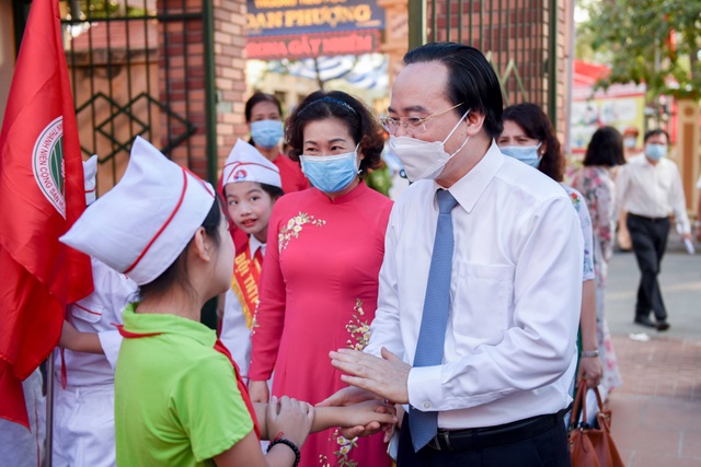 Bộ trường Phùng Xuân Nhạ tới trường huyện dự khai giảng - 3 Bộ trường Phùng Xuân Nhạ tới trường huyện dự khai giảng - 3
