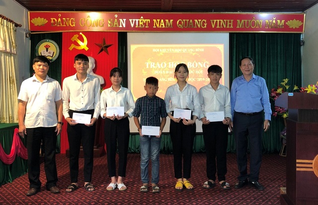 Vận động được gần 8 tỷ đồng để “Tiếp sức đến trường” cho học sinh nghèo - 1 Vận động được gần 8 tỷ đồng để “Tiếp sức đến trường” cho học sinh nghèo - 1