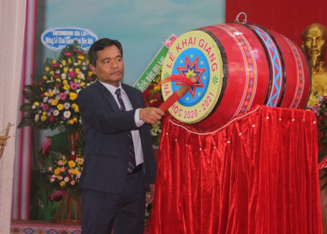 Học sinh dân tộc thiểu số đánh cồng chiêng, nhảy xoang mừng khai giảng - 2 Học sinh dân tộc thiểu số đánh cồng chiêng, nhảy xoang mừng khai giảng - 2