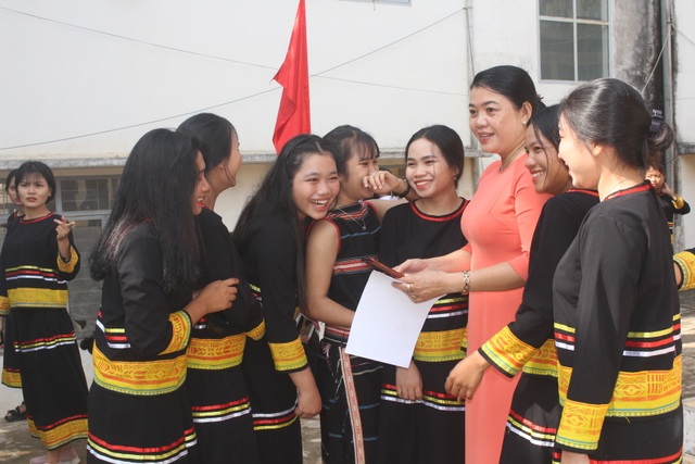 Học sinh dân tộc thiểu số đánh cồng chiêng, nhảy xoang mừng khai giảng - 3 Học sinh dân tộc thiểu số đánh cồng chiêng, nhảy xoang mừng khai giảng - 3