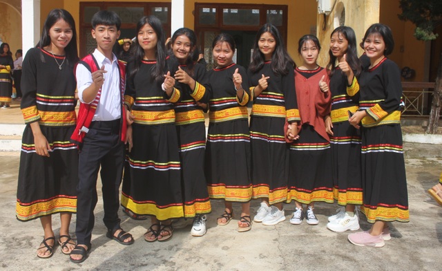 Học sinh dân tộc thiểu số đánh cồng chiêng, nhảy xoang mừng khai giảng - 4 Học sinh dân tộc thiểu số đánh cồng chiêng, nhảy xoang mừng khai giảng - 4