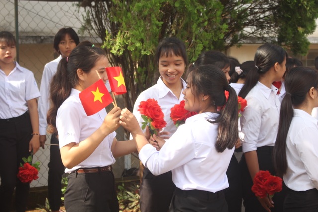 Học sinh dân tộc thiểu số đánh cồng chiêng, nhảy xoang mừng khai giảng - 5 Học sinh dân tộc thiểu số đánh cồng chiêng, nhảy xoang mừng khai giảng - 5
