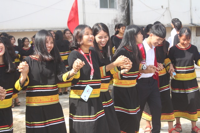 Học sinh dân tộc thiểu số đánh cồng chiêng, nhảy xoang mừng khai giảng - 9 Học sinh dân tộc thiểu số đánh cồng chiêng, nhảy xoang mừng khai giảng - 9