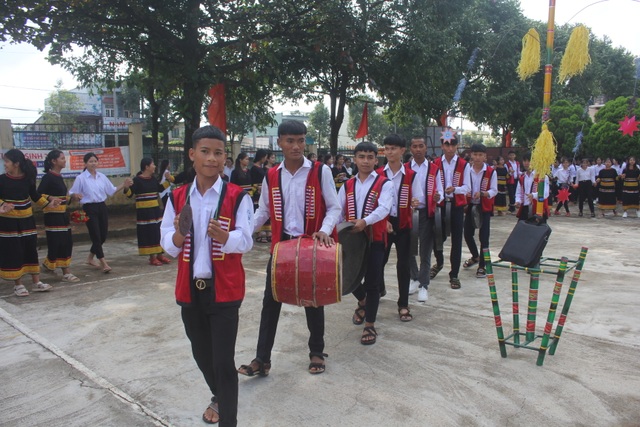 Học sinh dân tộc thiểu số đánh cồng chiêng, nhảy xoang mừng khai giảng - 6 Học sinh dân tộc thiểu số đánh cồng chiêng, nhảy xoang mừng khai giảng - 6