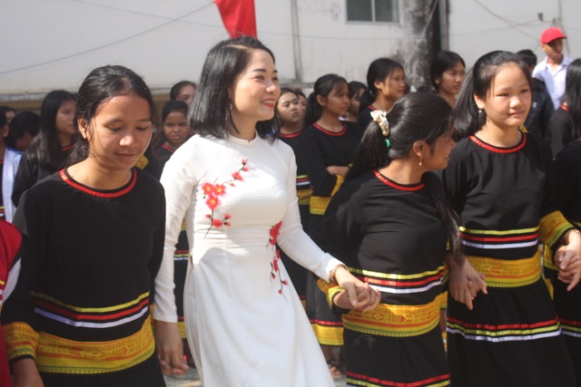 Học sinh dân tộc thiểu số đánh cồng chiêng, nhảy xoang mừng khai giảng - 8 Học sinh dân tộc thiểu số đánh cồng chiêng, nhảy xoang mừng khai giảng - 8
