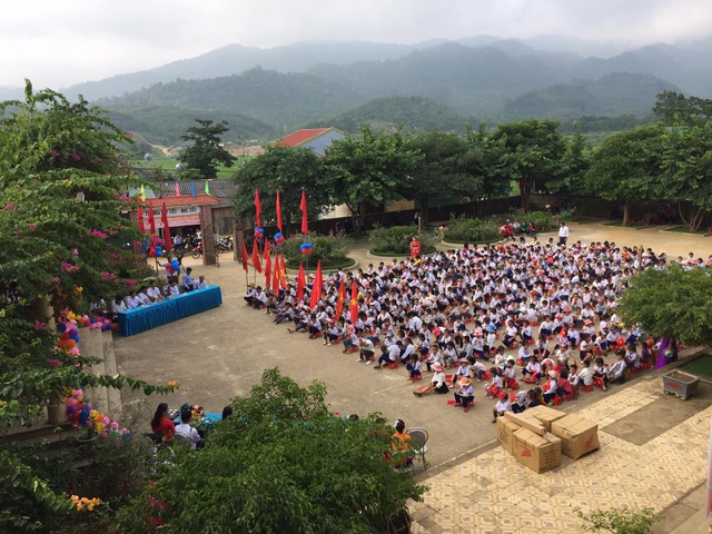 Xúc động hình ảnh bà chở cháu đi khai giảng bằng sọt xe máy cà tàng - 6 Xúc động hình ảnh bà chở cháu đi khai giảng bằng sọt xe máy cà tàng - 6