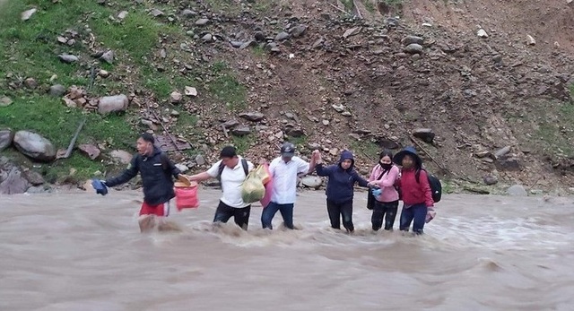 Xúc động hình ảnh bà chở cháu đi khai giảng bằng sọt xe máy cà tàng - 10 Xúc động hình ảnh bà chở cháu đi khai giảng bằng sọt xe máy cà tàng - 10