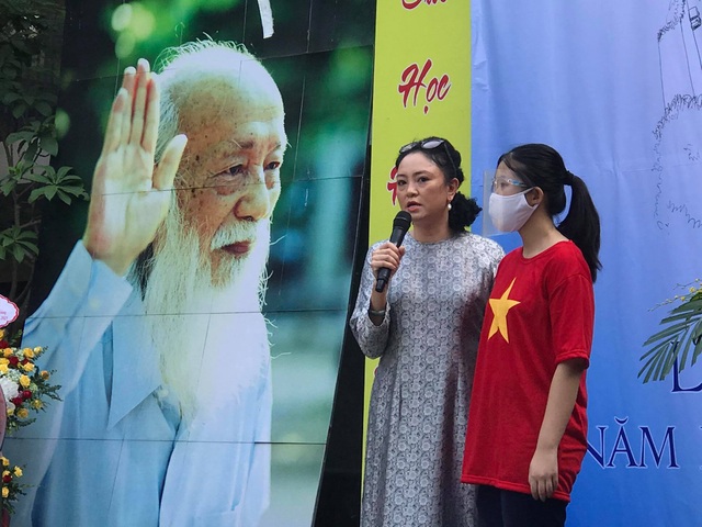 Trường tặng học sinh mũ chống giọt bắn trong ngày khai giảng mùa Covid-19 - 6 Trường tặng học sinh mũ chống giọt bắn trong ngày khai giảng mùa Covid-19 - 6