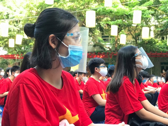 Trường tặng học sinh mũ chống giọt bắn trong ngày khai giảng mùa Covid-19 - 4 Trường tặng học sinh mũ chống giọt bắn trong ngày khai giảng mùa Covid-19 - 4