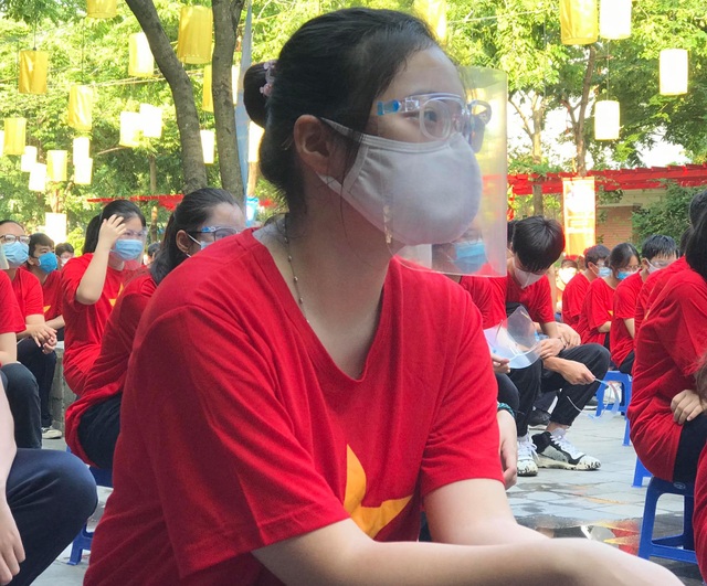 Trường tặng học sinh mũ chống giọt bắn trong ngày khai giảng mùa Covid-19 - 3 Trường tặng học sinh mũ chống giọt bắn trong ngày khai giảng mùa Covid-19 - 3