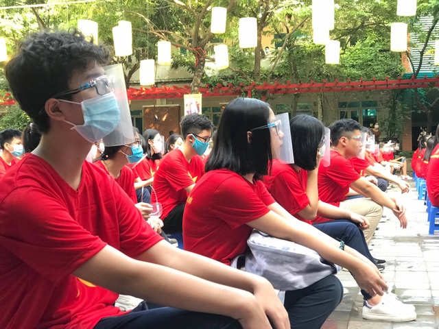 Trường tặng học sinh mũ chống giọt bắn trong ngày khai giảng mùa Covid-19 - 2 Trường tặng học sinh mũ chống giọt bắn trong ngày khai giảng mùa Covid-19 - 2