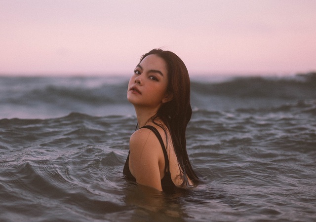 Bà mẹ hai con Phạm Quỳnh Anh khoe dáng quyến rũ với bikini - 8 Bà mẹ hai con Phạm Quỳnh Anh khoe dáng quyến rũ với bikini - 8