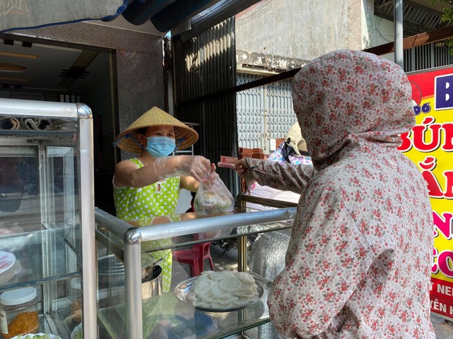 Da Nang: Stores opened simultaneously on the first day of loosening quarantine - 4