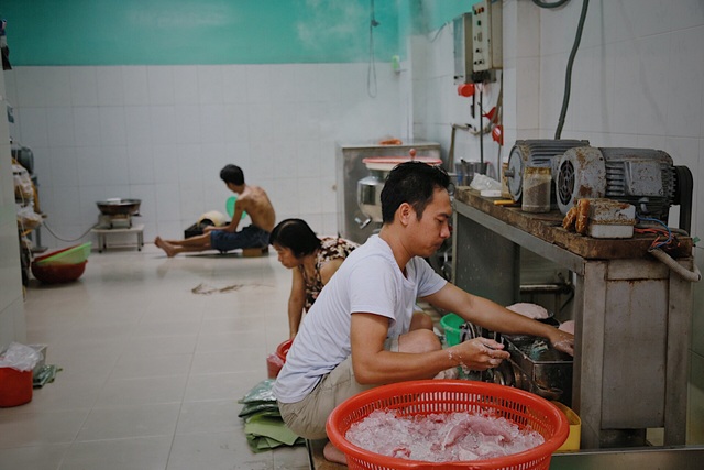 Gia đình 4 thế hệ làm giò chả thu 400 triệu đồng mỗi năm - 3 Gia đình 4 thế hệ làm giò chả thu 400 triệu đồng mỗi năm - 3