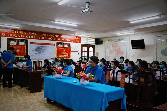 TPHCM: Trao 168 suất học bổng cho con em lao động nghèo - 4 TPHCM: Trao 168 suất học bổng cho con em lao động nghèo - 4