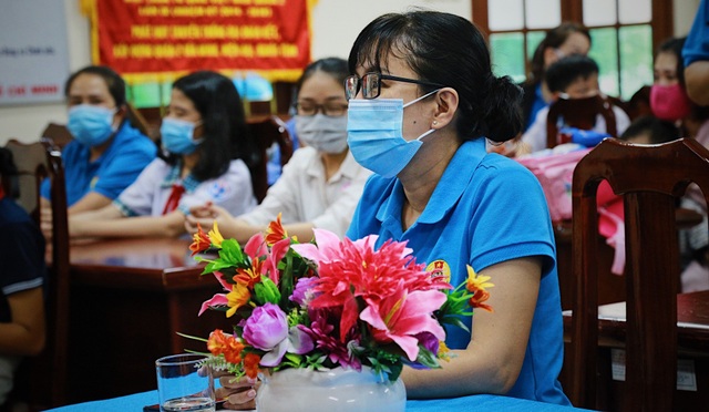 TPHCM: Trao 168 suất học bổng cho con em lao động nghèo - 3 TPHCM: Trao 168 suất học bổng cho con em lao động nghèo - 3