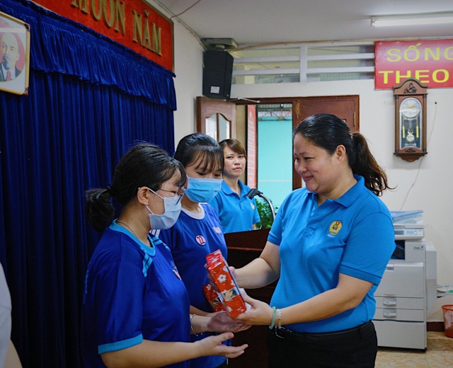 TPHCM: Trao 168 suất học bổng cho con em lao động nghèo - 9 TPHCM: Trao 168 suất học bổng cho con em lao động nghèo - 9