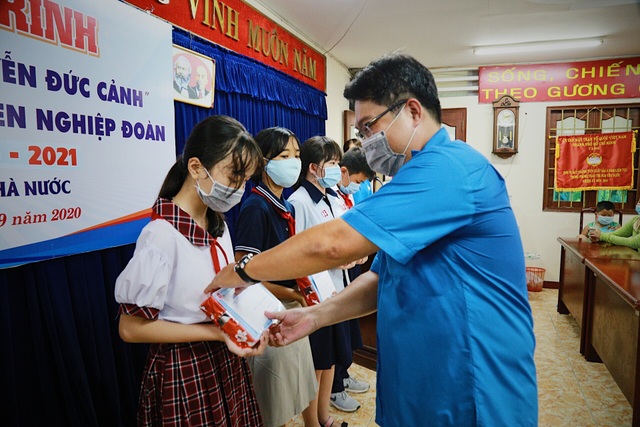 TPHCM: Trao 168 suất học bổng cho con em lao động nghèo - 8 TPHCM: Trao 168 suất học bổng cho con em lao động nghèo - 8