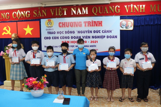 TPHCM: Trao 168 suất học bổng cho con em lao động nghèo - 1 TPHCM: Trao 168 suất học bổng cho con em lao động nghèo - 1