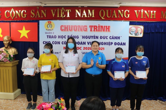 TPHCM: Trao 168 suất học bổng cho con em lao động nghèo - 2 TPHCM: Trao 168 suất học bổng cho con em lao động nghèo - 2