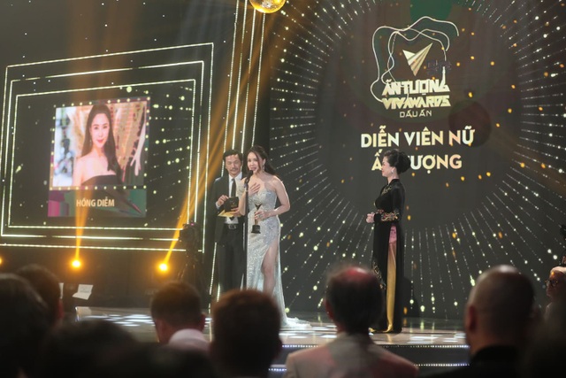 Hong Diem and Xuan Nghi were thrilled when they first won the Awesome Actor award - 1