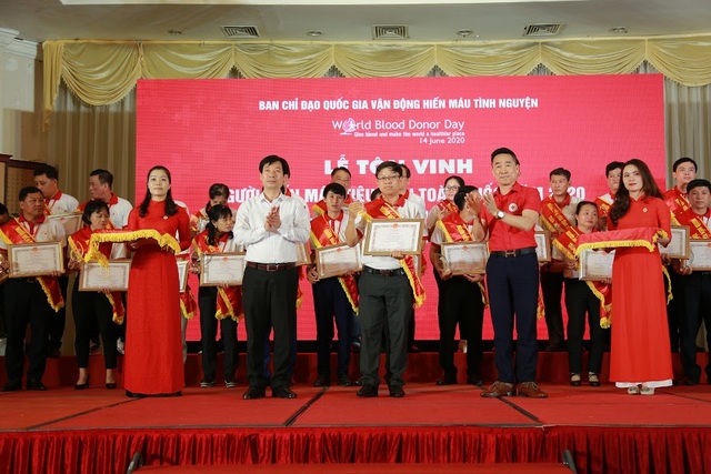 Chuyện về thầy giáo trường y, 11 năm 22 lần hiến máu - 2 Chuyện về thầy giáo trường y, 11 năm 22 lần hiến máu - 2