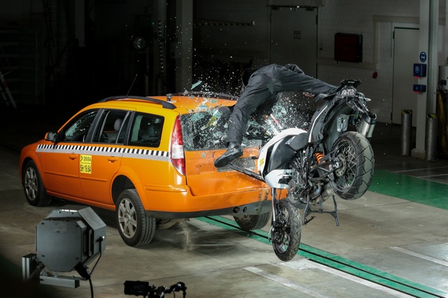 Ý tưởng mới về công nghệ hỗ trợ an toàn cho người đi xe máy - 1