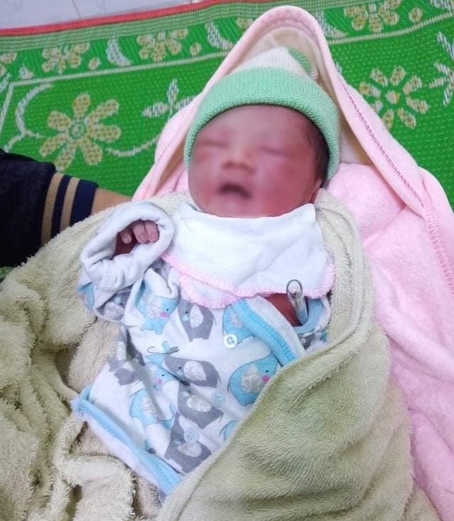 be-gai-so-sinh-khong-mot-manh-vai-che-than-bi-bo-o-ray-bap-1-1599366156375.jpeg