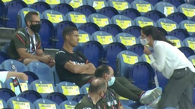 Không đeo khẩu trang, C.Ronaldo bị nhắc nhở - 1 Không đeo khẩu trang, C.Ronaldo bị nhắc nhở - 1
